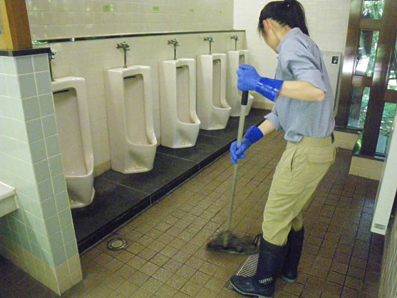 Our staff is usually engaged in multiple operations, such as responding to Visitor Centers and maintaining forest access roads, and we strive to efficiently put together worksheets to make the rounds and diligently clean the toilets.
