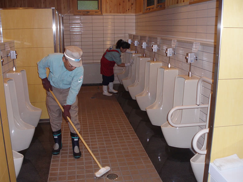 When the parks receive many visitors, we increase the frequency of our rounds to keep the toilets clean.