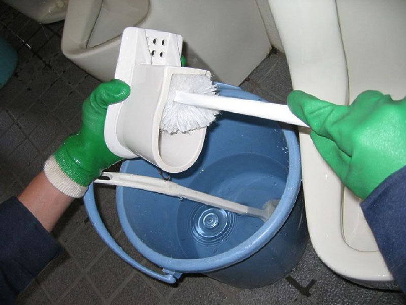 Because urinary deposits are prevented thanks to the effects of the biotic components, daily cleaning can keep the toilet fresh and prevent recurring odor.