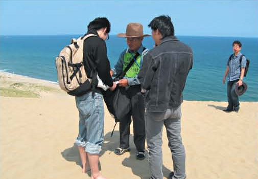 Patroling to prevent graffiti on sand dunes[Tottori]