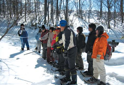 Conducting a snowshoe tour for special support school students[Kusatsu]