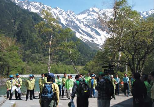 Supporting a local cleanup activity event[Kamikochi]