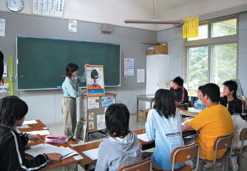 Giving an environmental study lecuture at a local school[Kawayu]